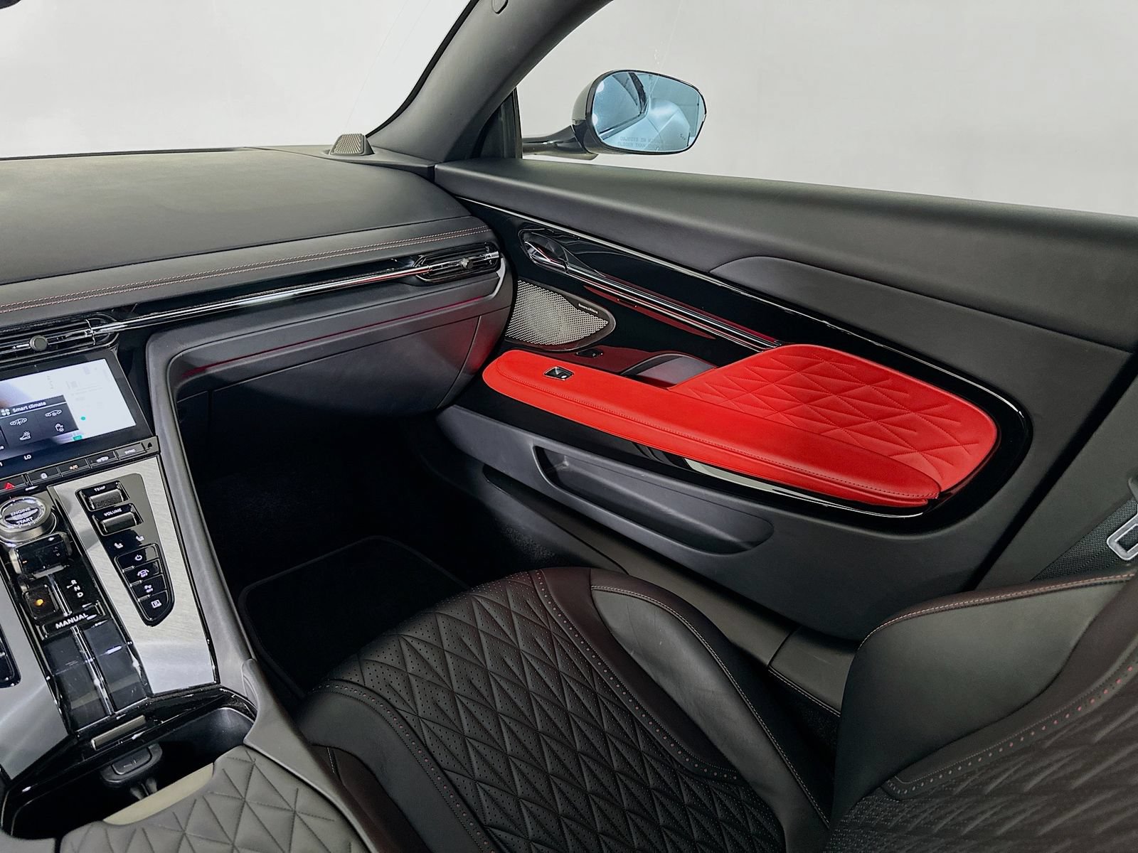 Used 2024 Aston Martin DB12 Coupe RWD image 22