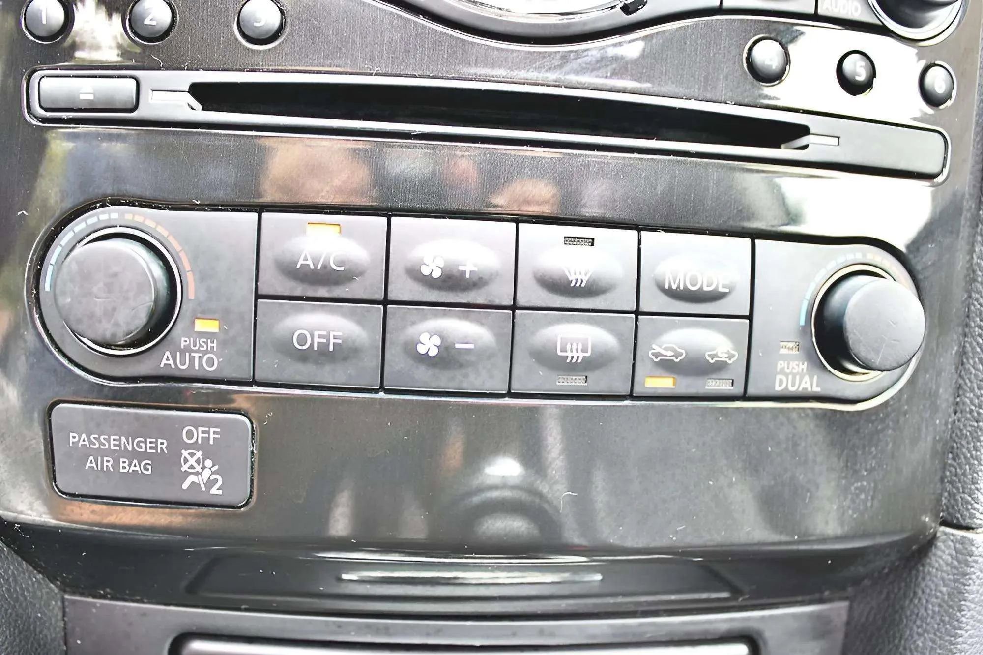 Used 2017 INFINITI QX70 3.7 w/ Premium Package image 17