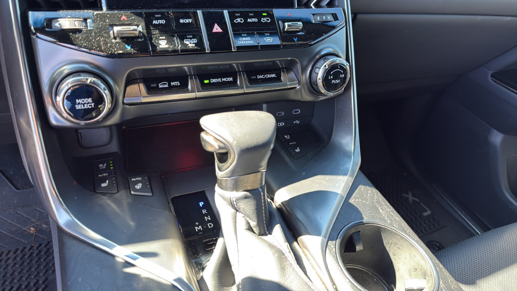 Used 2025 Lexus LX 600 4WD w/ Accessory Package (2T) image 34