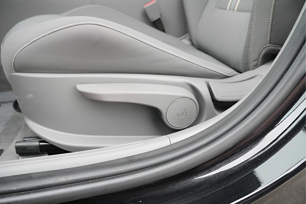 Certified 2025 Hyundai Elantra SEL FWD image 21