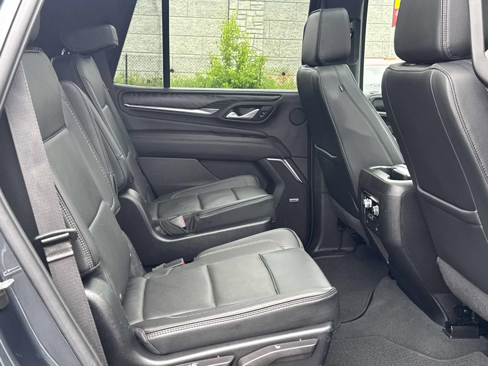 Used 2022 GMC Yukon Denali w/ Denali Premium Package AWD/4WD image 4