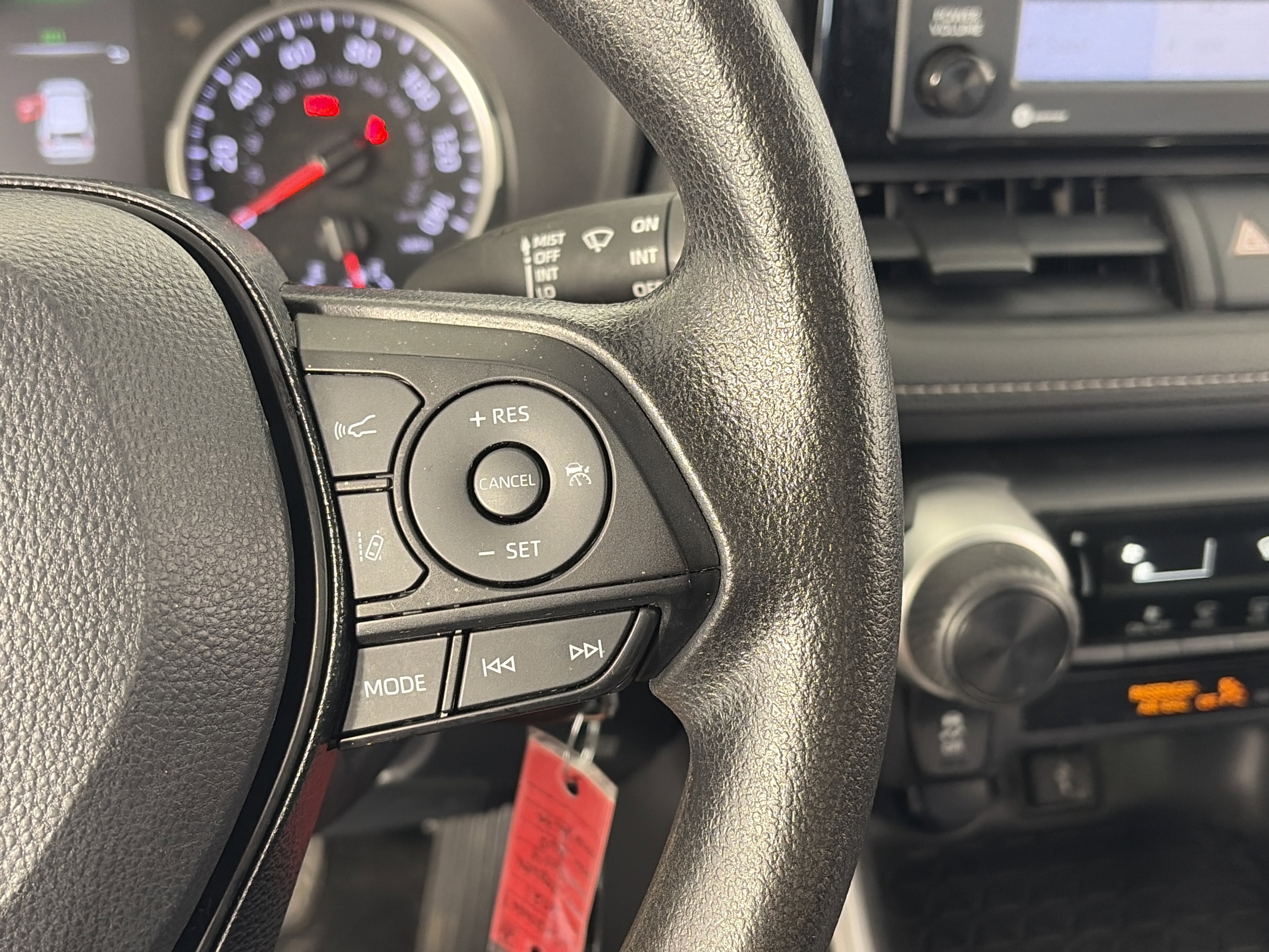 Used 2021 Toyota RAV4 LE AWD/4WD image 28