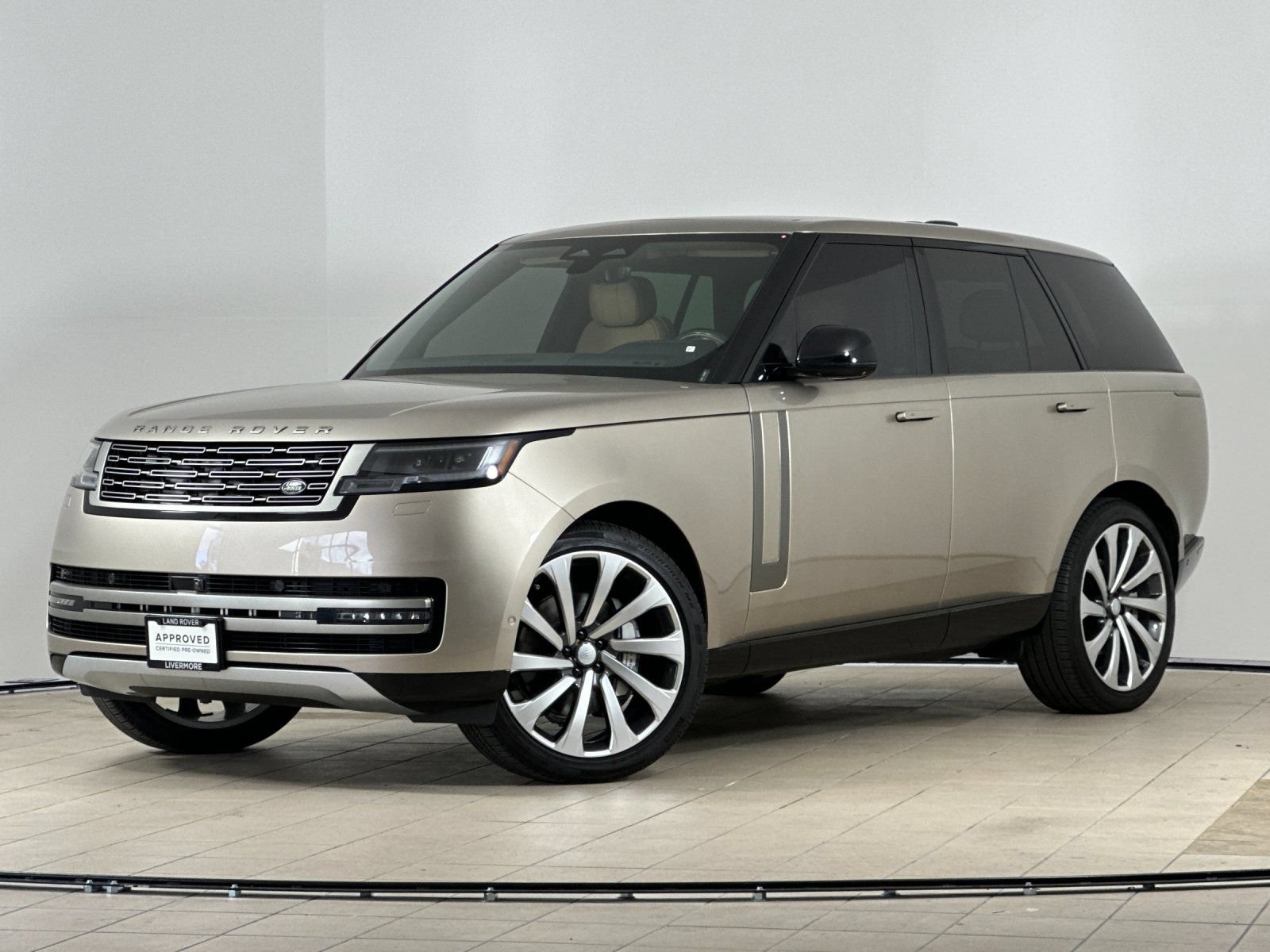 Used 2025 Land Rover Range Rover SE AWD/4WD image 2