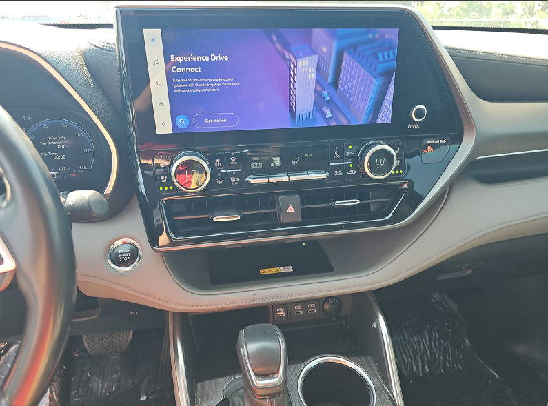 Used 2023 Toyota Highlander Limited FWD image 11