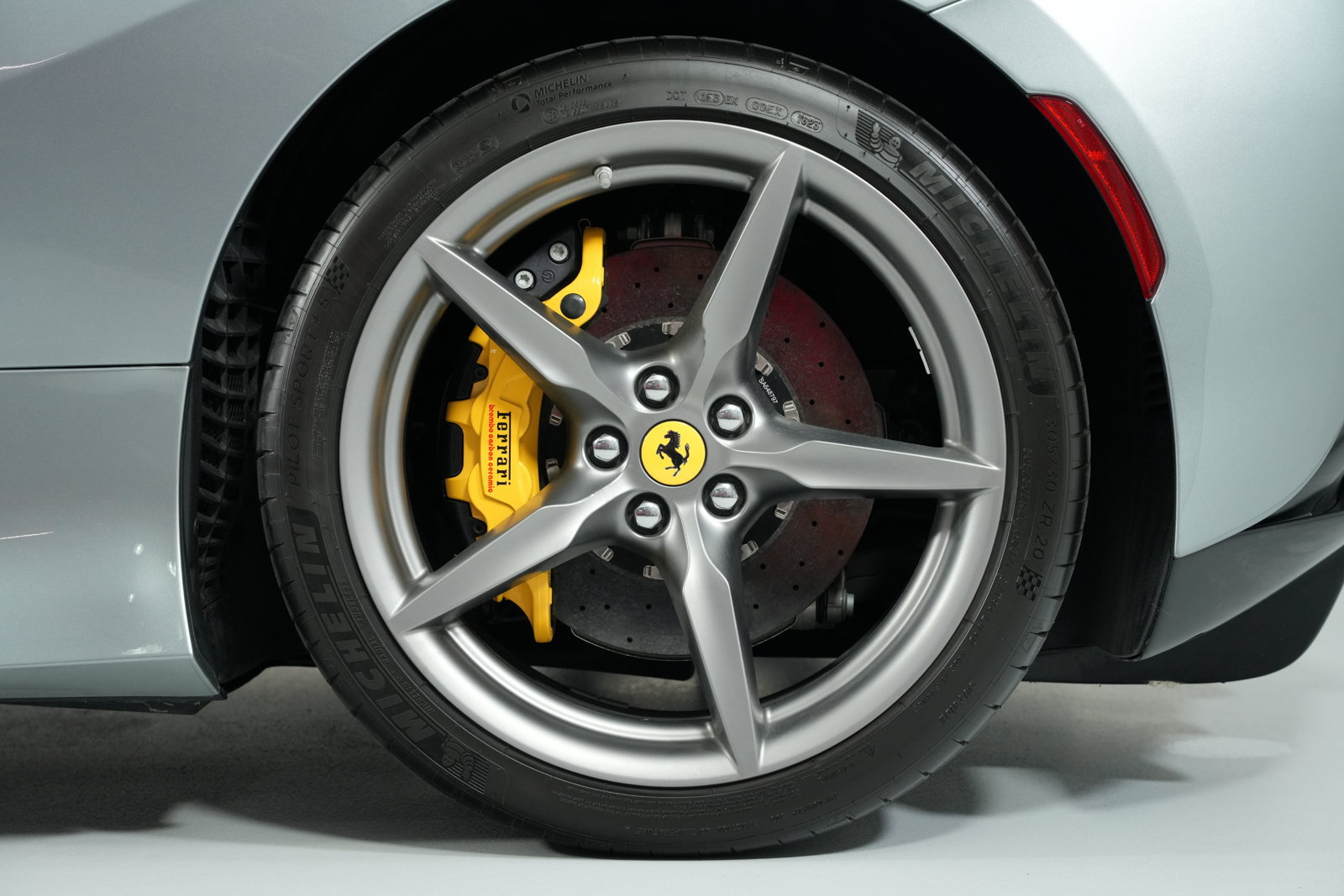 Used 2021 Ferrari F8 Spider RWD image 10