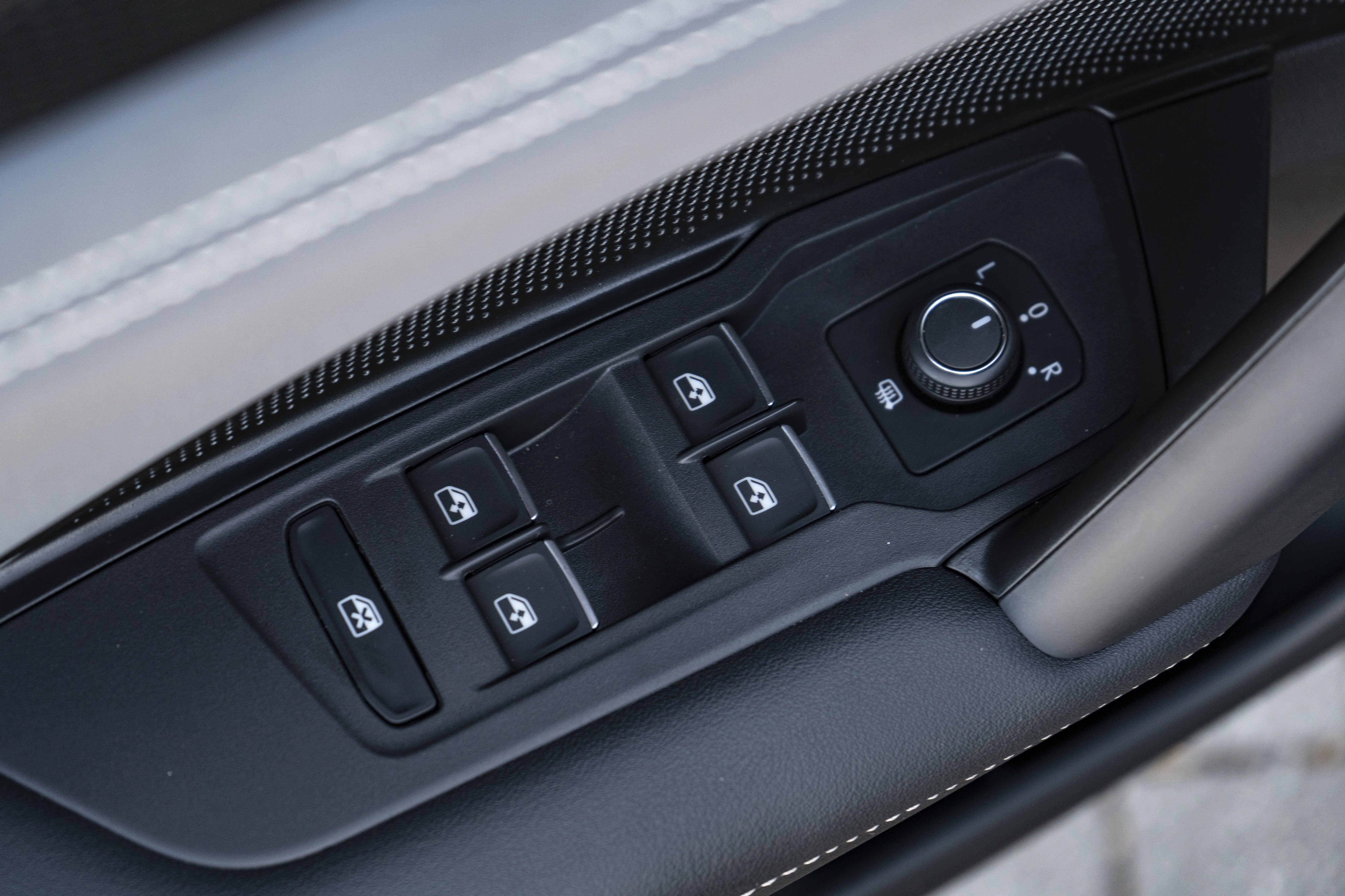 Certified 2026 Volkswagen Tiguan SE R-Line FWD image 33