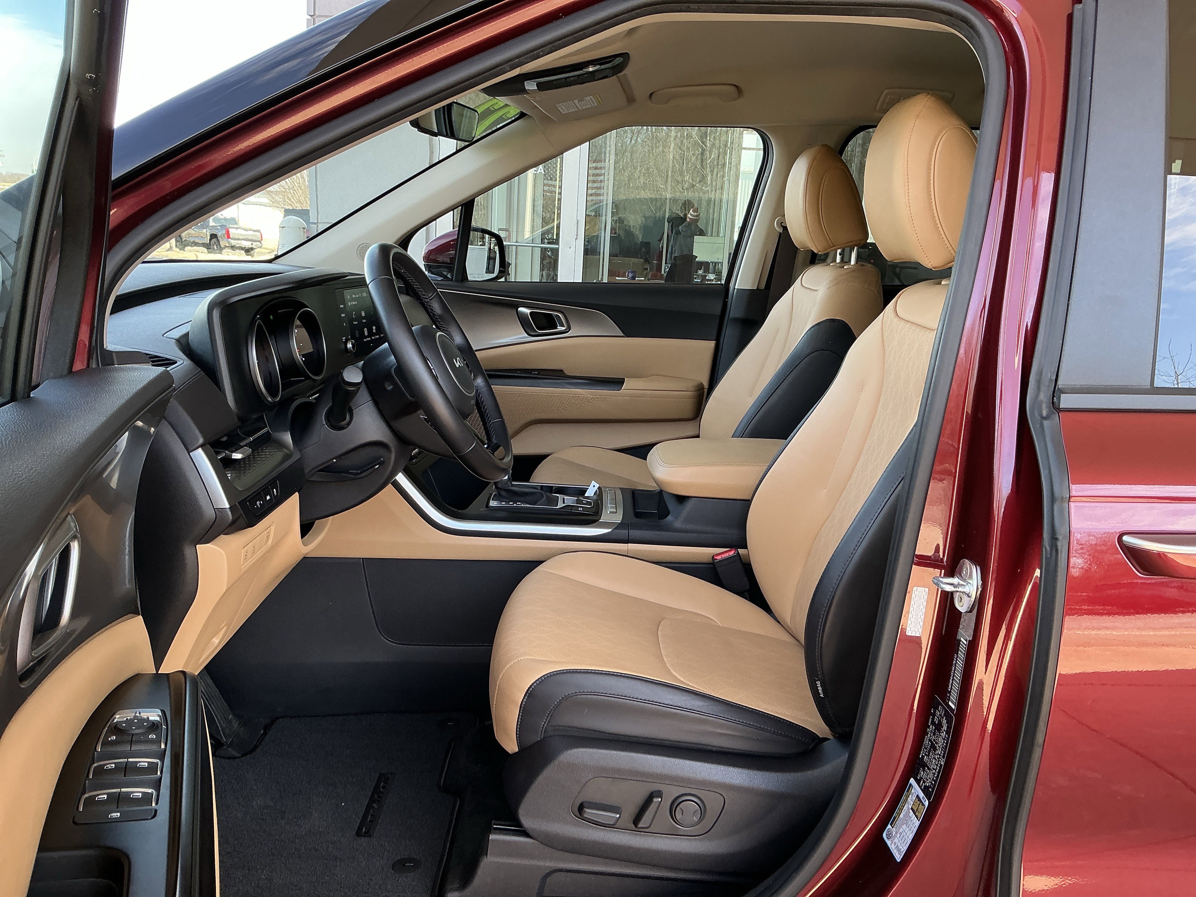 Used 2022 Kia Carnival LX image 7