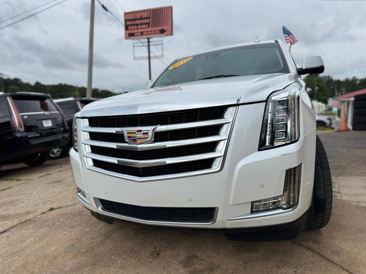 Used 2019 Cadillac Escalade Luxury RWD image 3