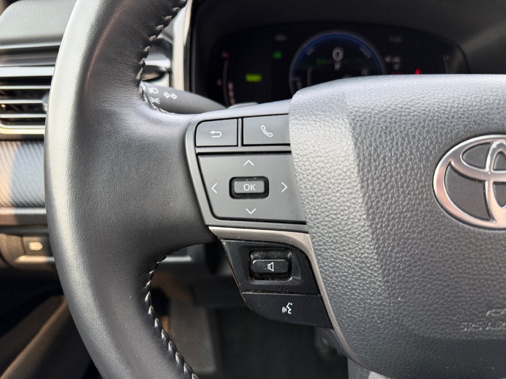 Used 2025 Toyota Camry SE FWD image 16