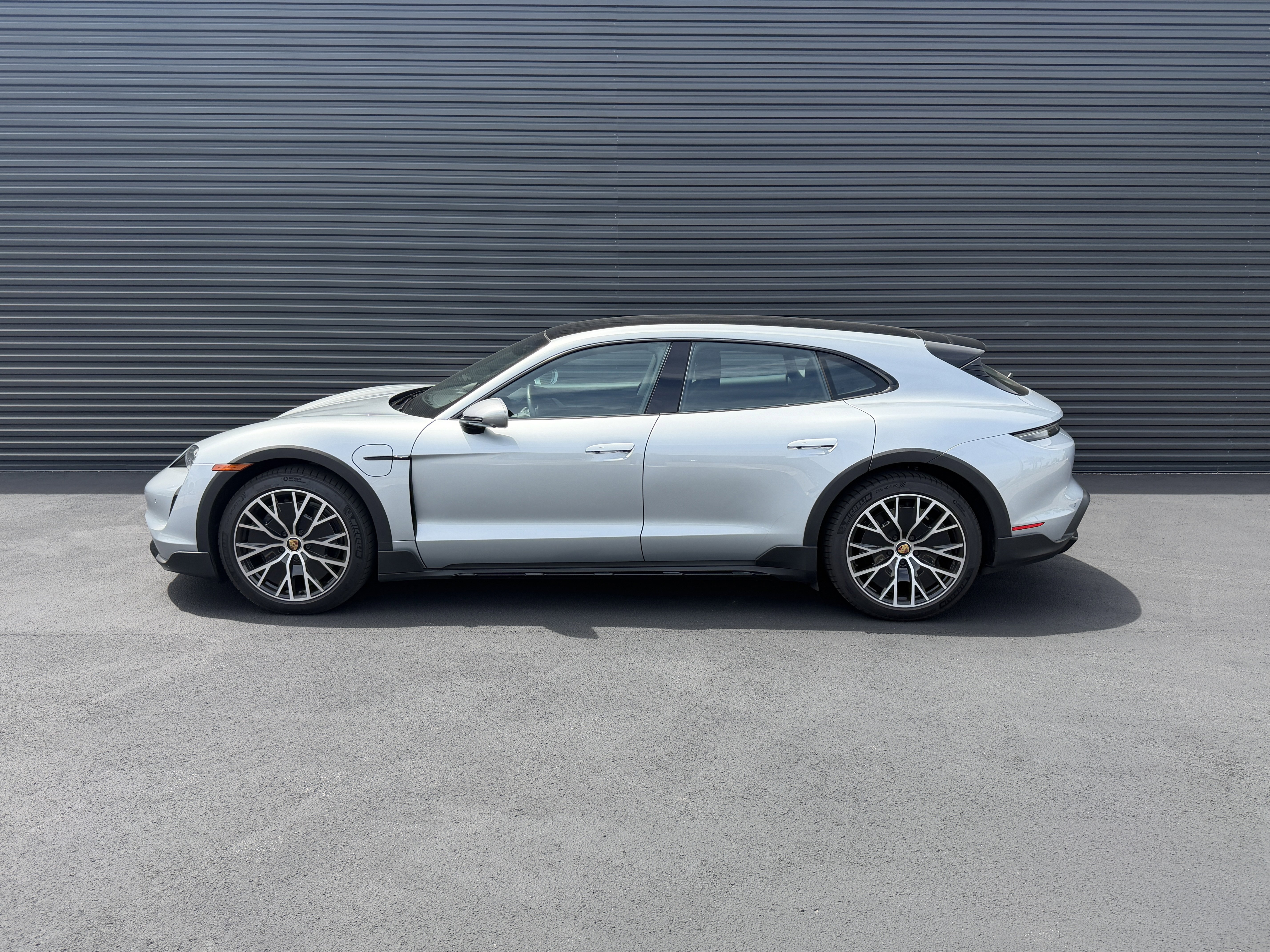 Used 2023 Porsche Taycan 4 Cross Turismo image 2