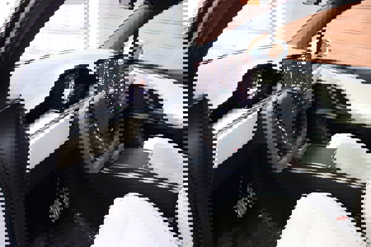 Used 2022 Tesla Model X Plaid image 24