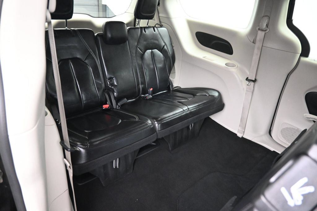 Used 2023 Chrysler Pacifica Touring-L FWD image 22