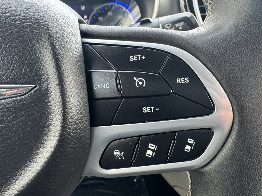 Used 2024 Chrysler Pacifica Touring-L image 18