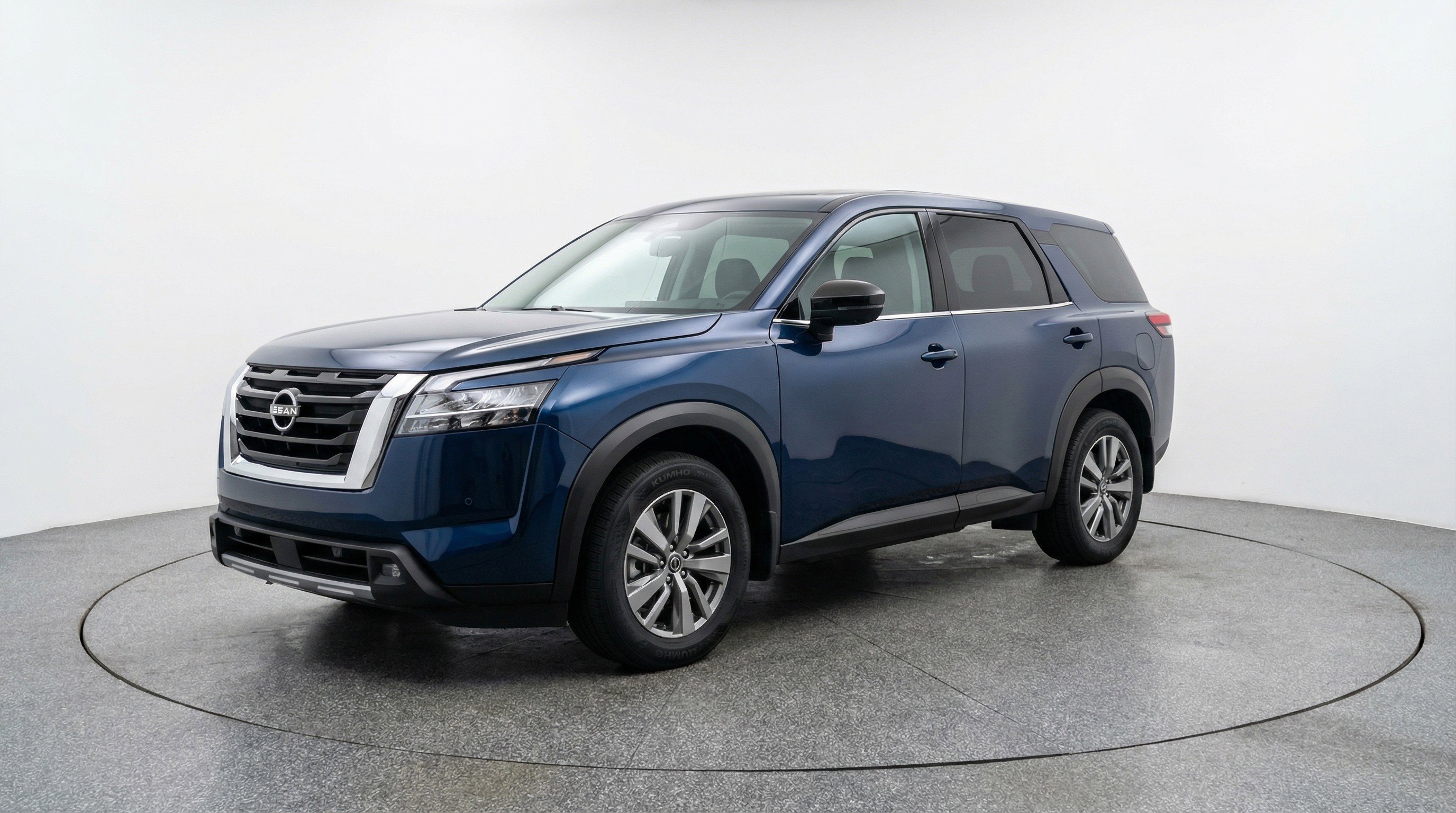 Used 2025 Nissan Pathfinder SV image 3