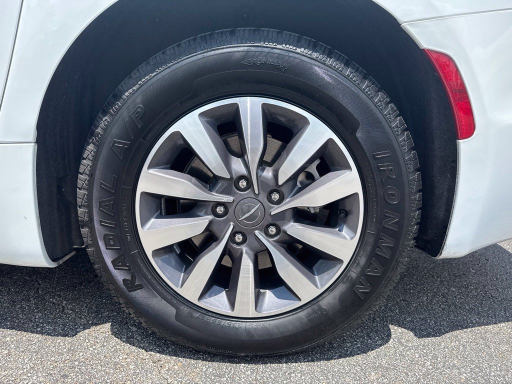 Used 2024 Chrysler Pacifica Limited FWD image 45