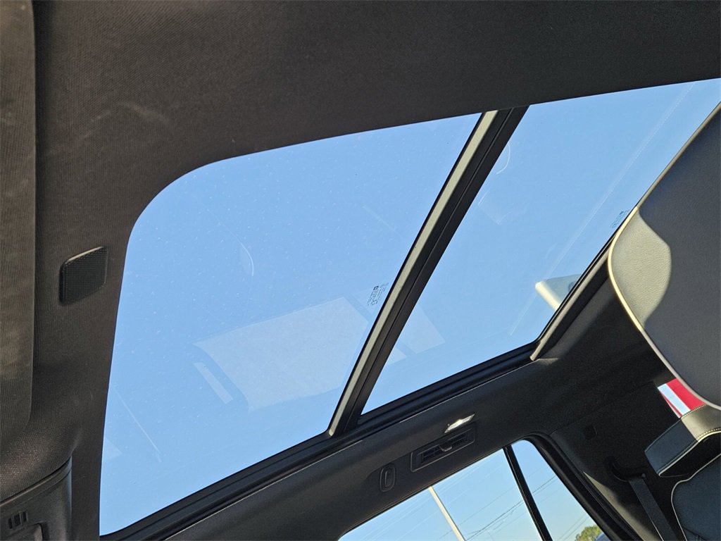 Used 2022 GMC Yukon SLT w/ SLT Premium Package image 19