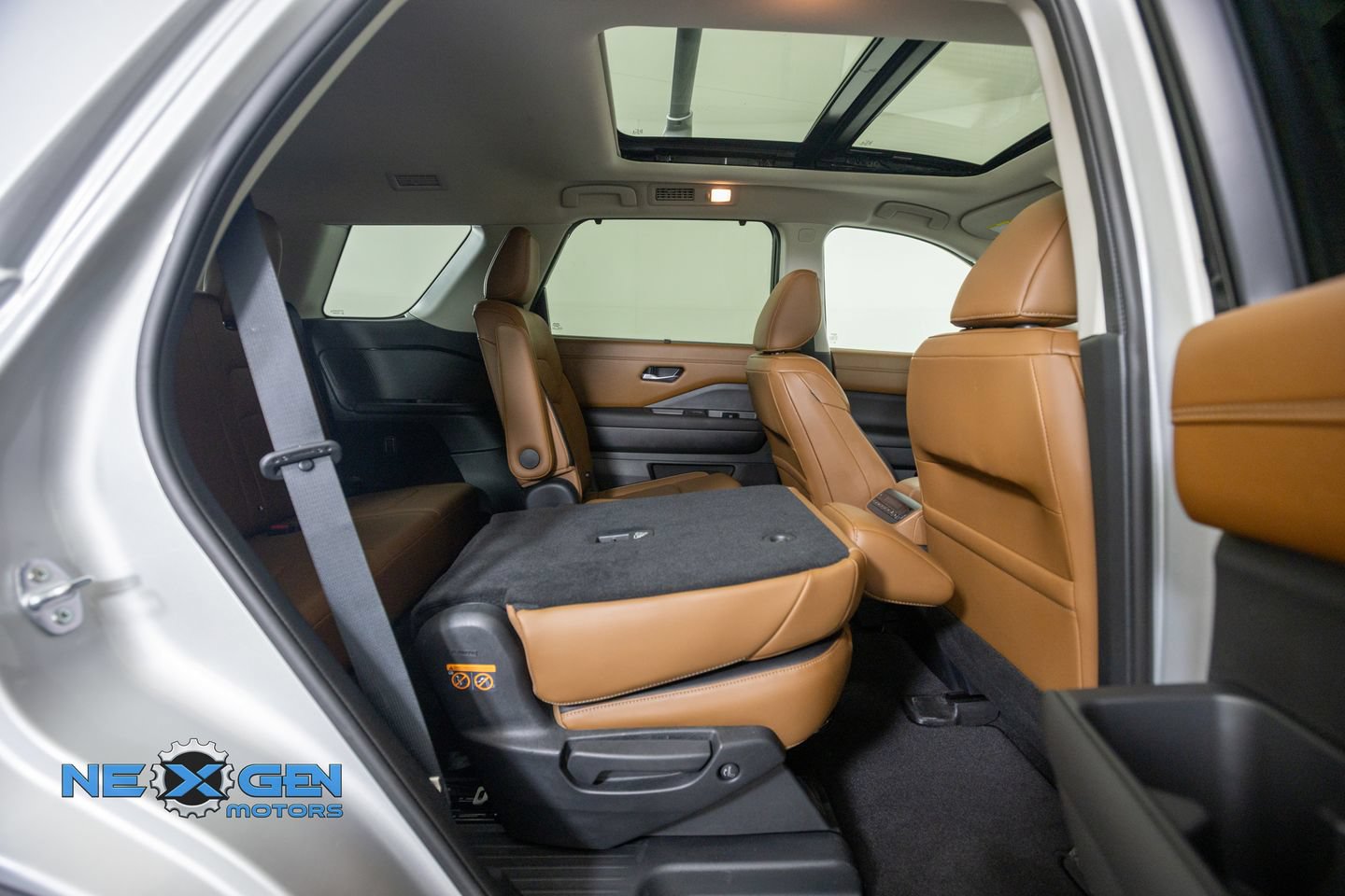 Used 2022 Nissan Pathfinder Platinum AWD/4WD image 39