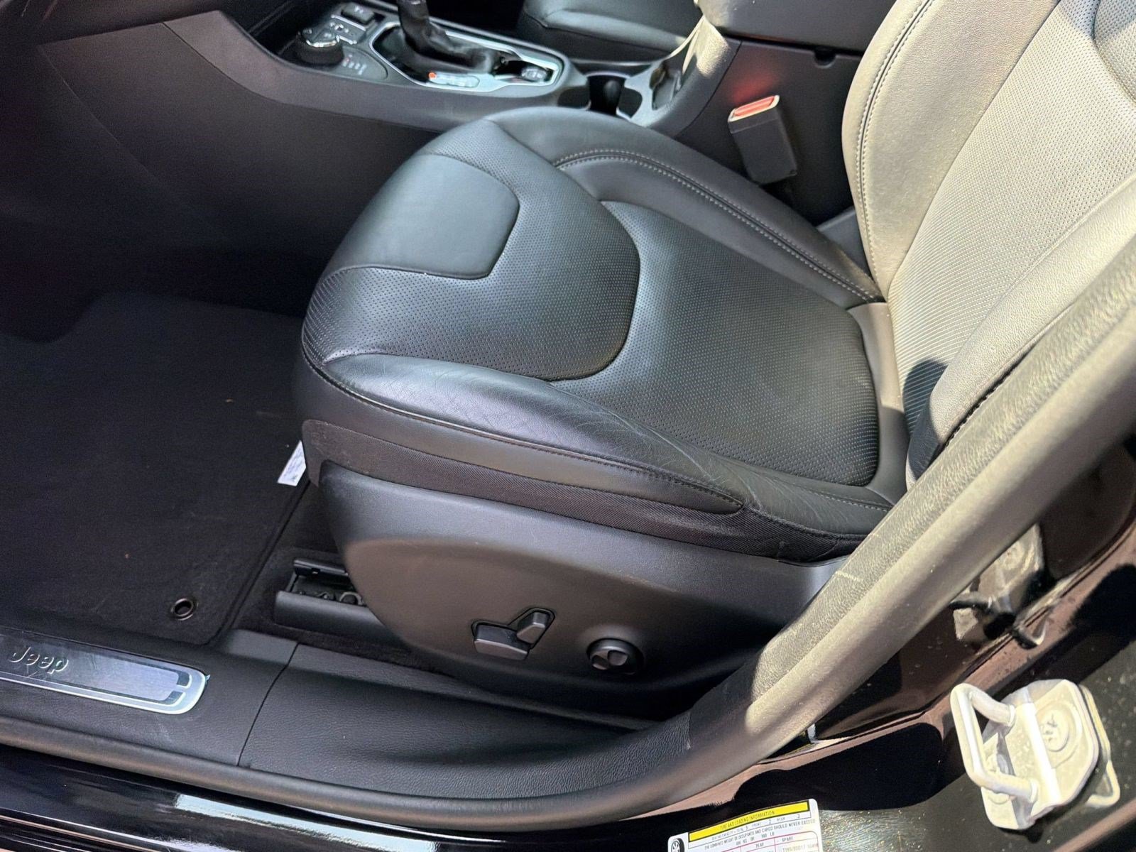 Used 2019 Jeep Cherokee Overland w/ Heavy Duty Protection Group AWD/4WD image 15