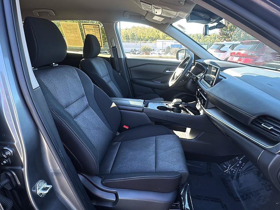 Certified 2025 Nissan Rogue SV FWD image 25