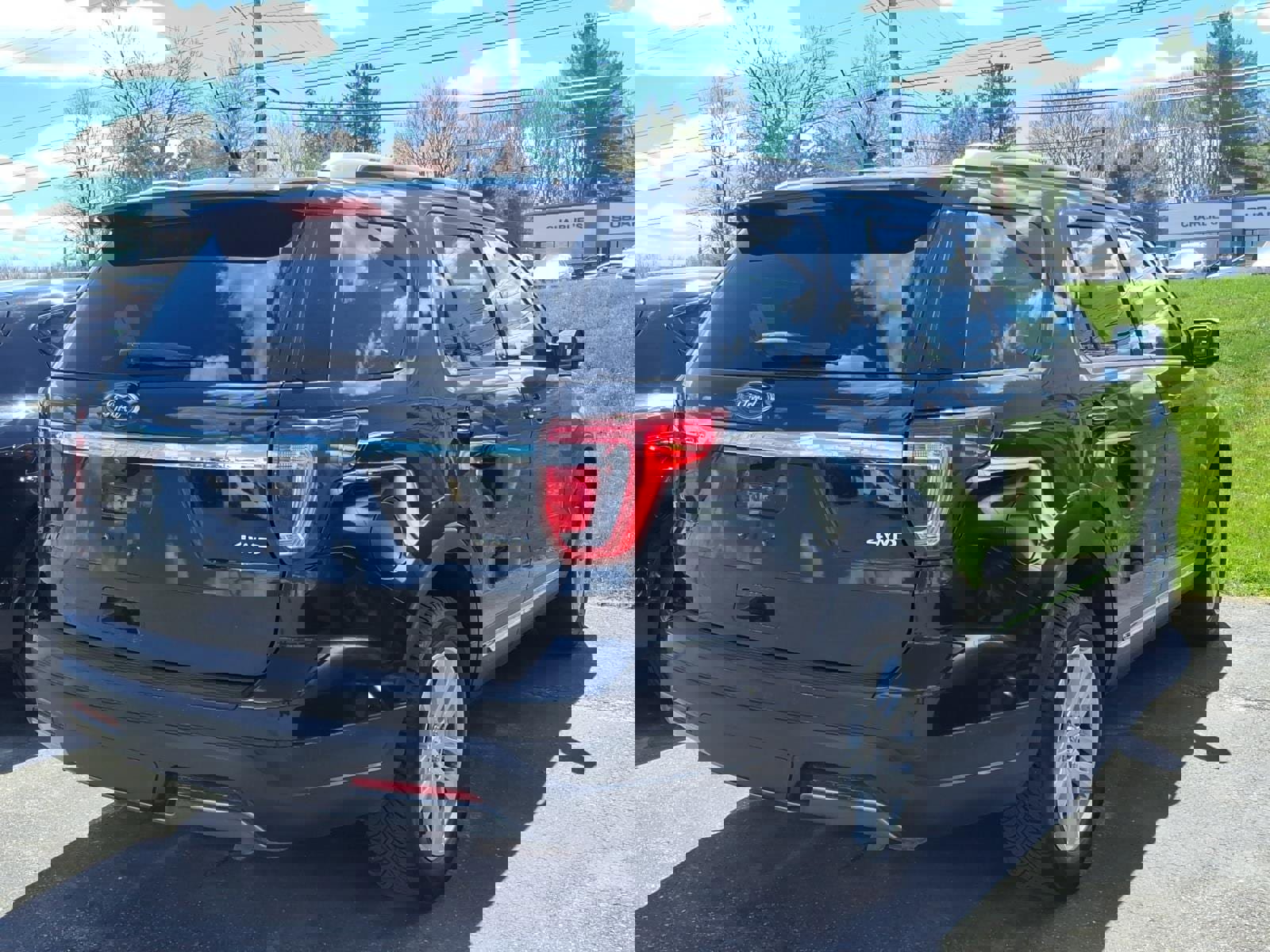 Used 2019 Ford Explorer XLT w/ Equipment Group 202A AWD/4WD image 5