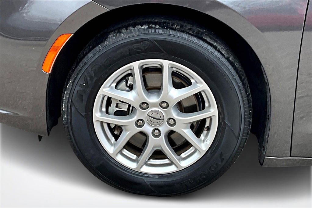 Used 2022 Chrysler Pacifica Touring-L image 32