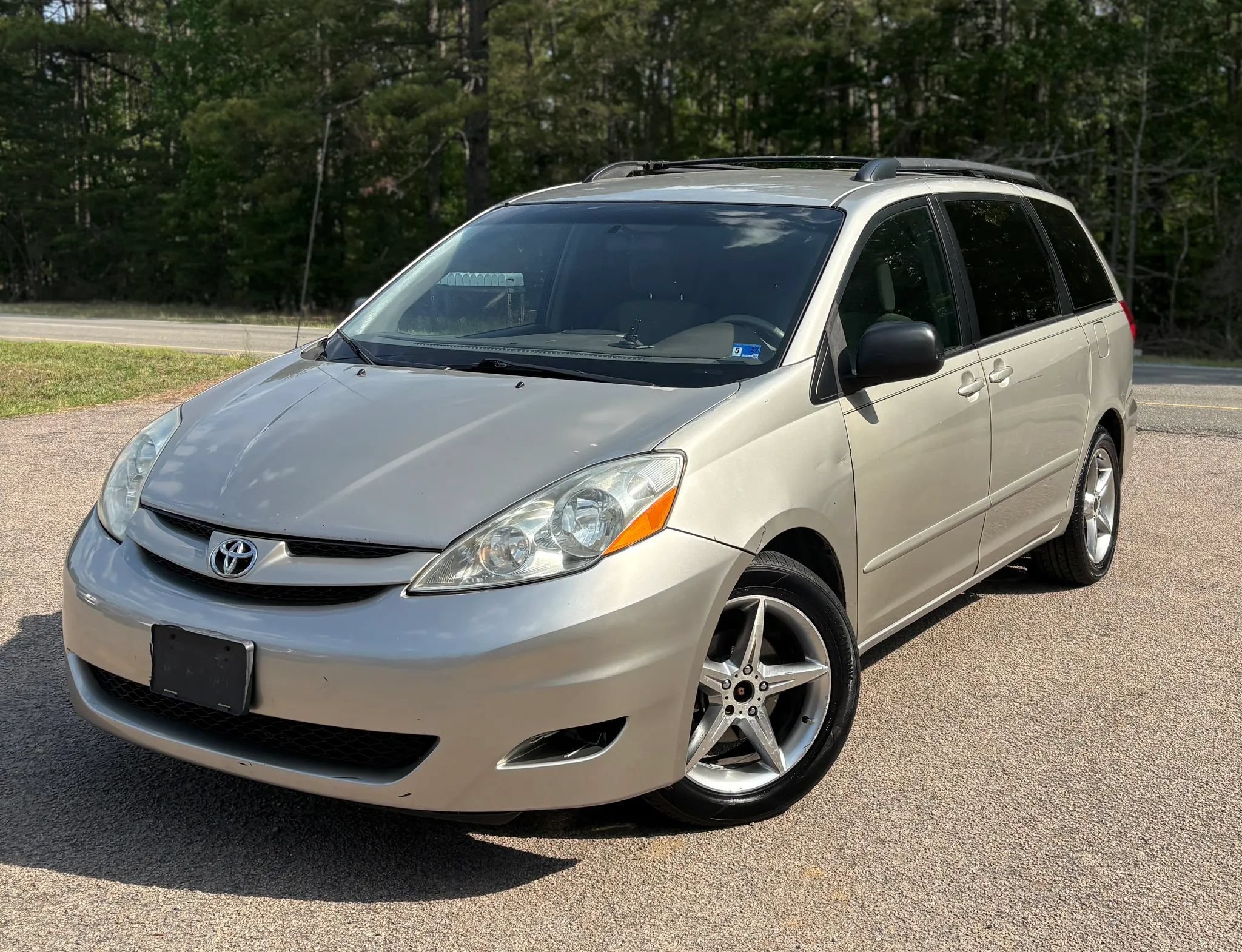 Used 2010 Toyota Sienna LE FWD image 2