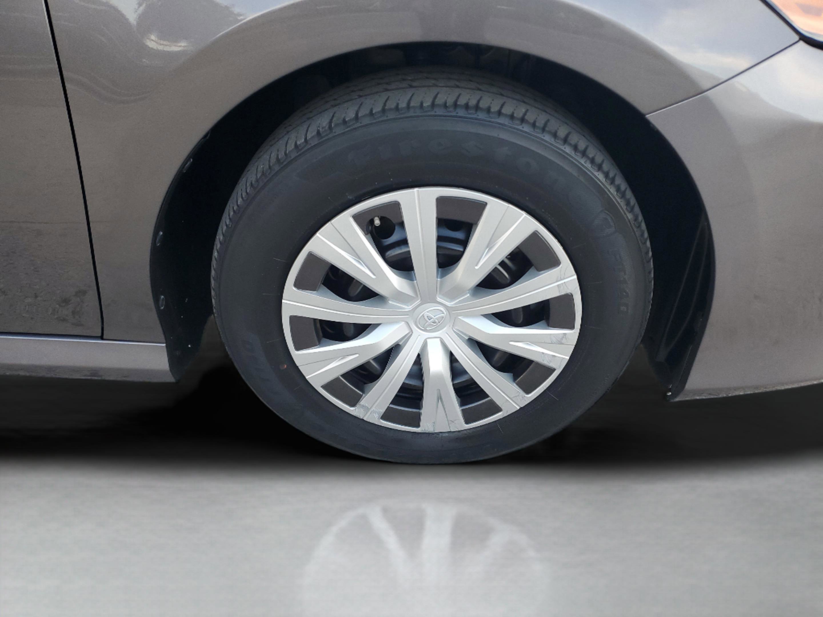 Used 2022 Toyota Camry LE image 7