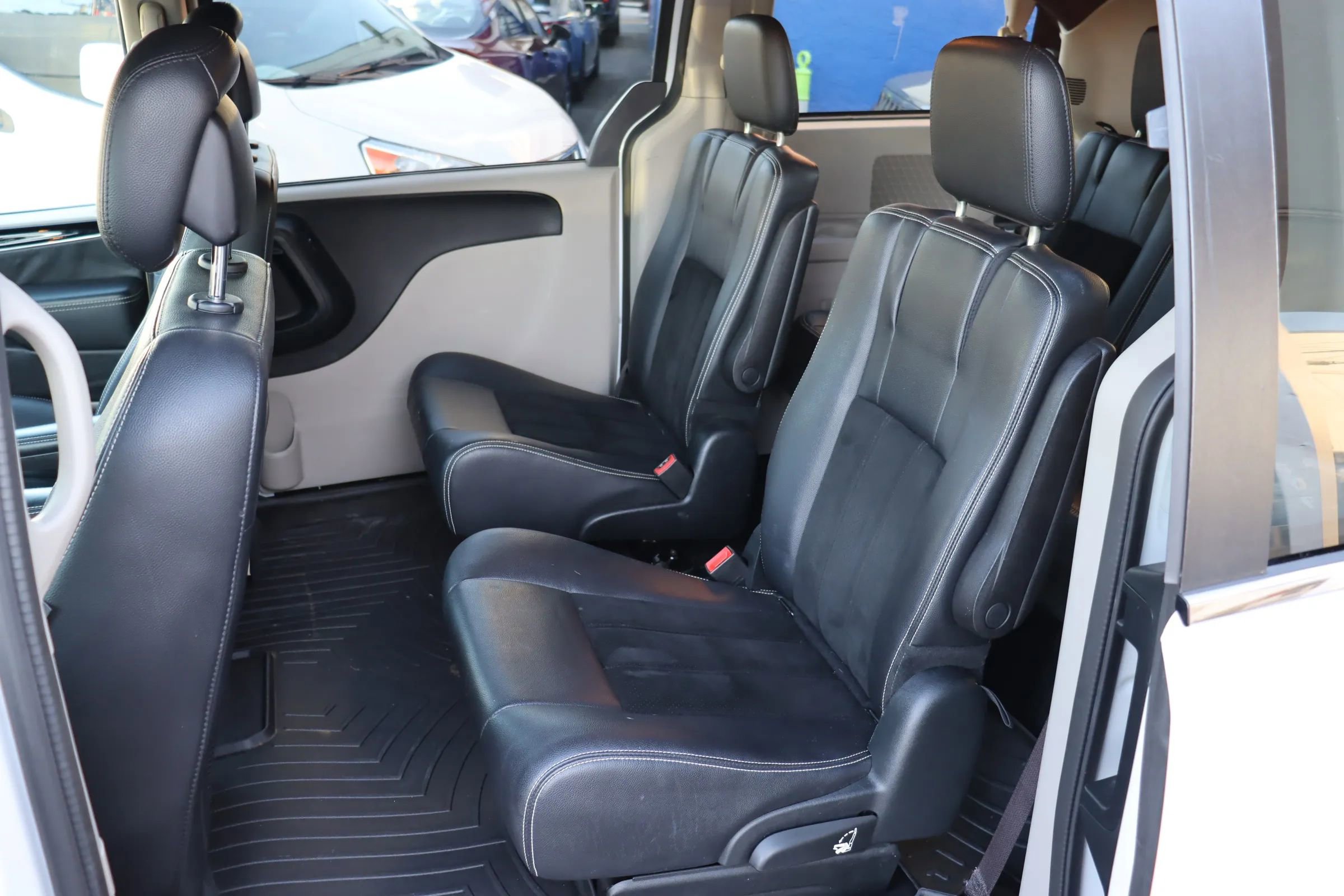 Used 2017 Dodge Grand Caravan SXT image 9