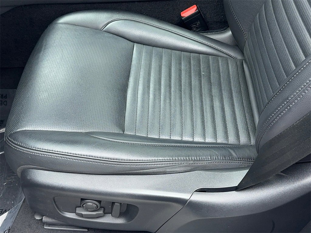 Used 2023 Land Rover Discovery Sport SE image 39