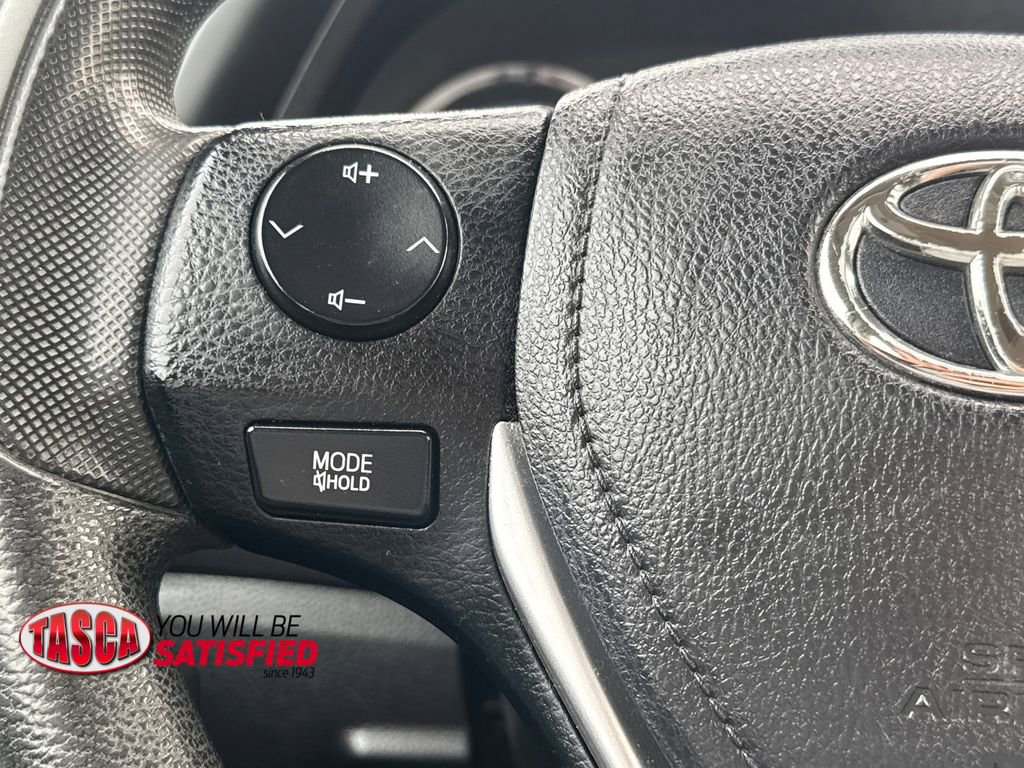 Used 2018 Toyota Corolla LE FWD image 17