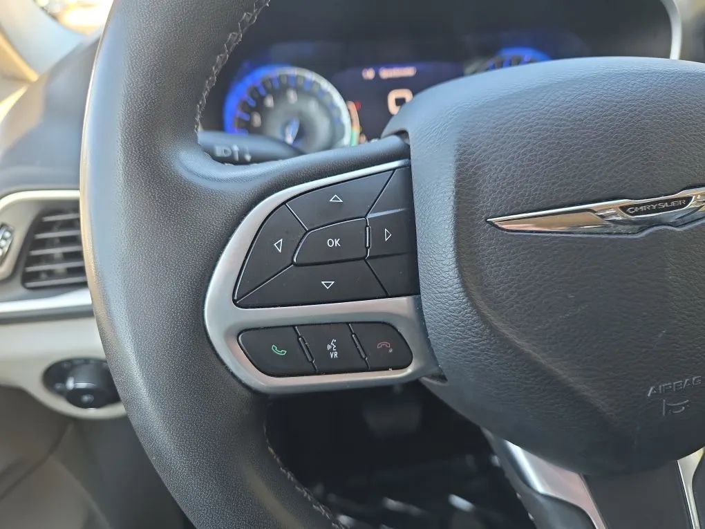 Used 2022 Chrysler Pacifica Touring-L FWD image 17