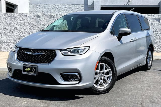 Used 2023 Chrysler Pacifica Touring-L FWD image 1