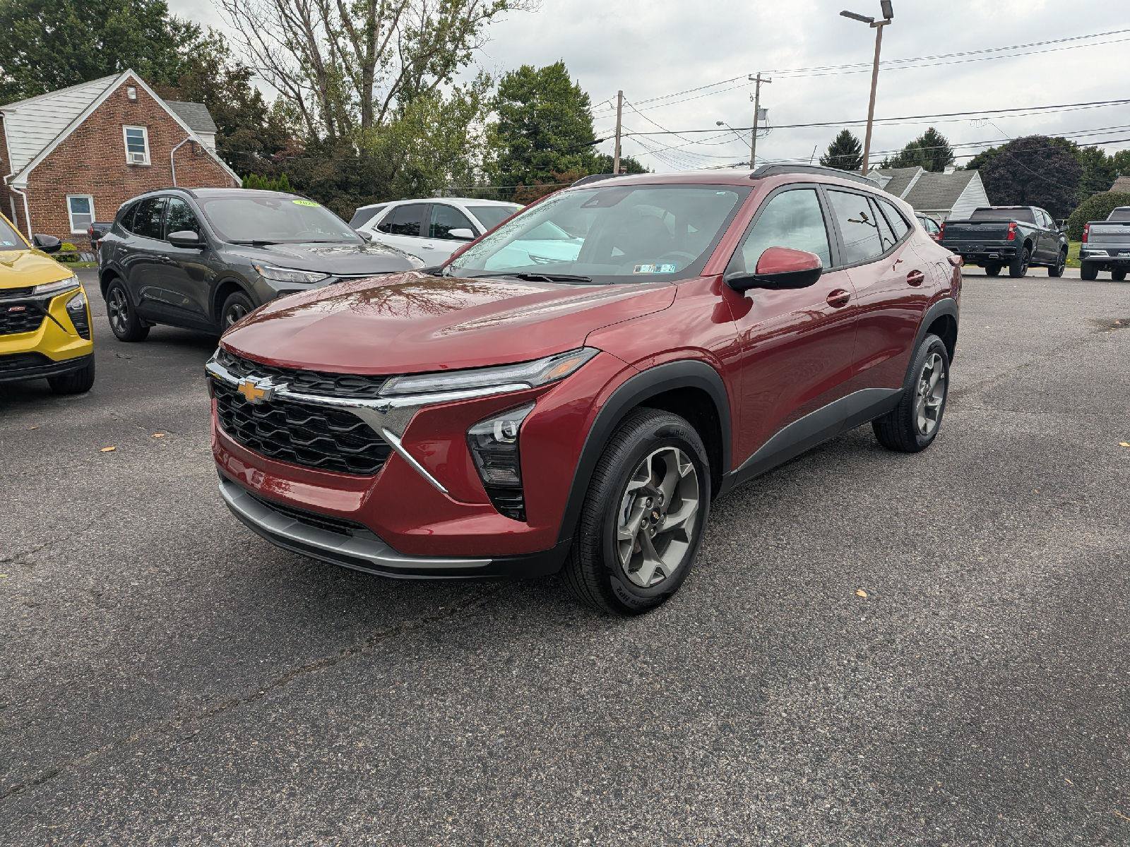 Used 2025 Chevrolet Trax LT w/ Driver Confidence Package FWD image 3