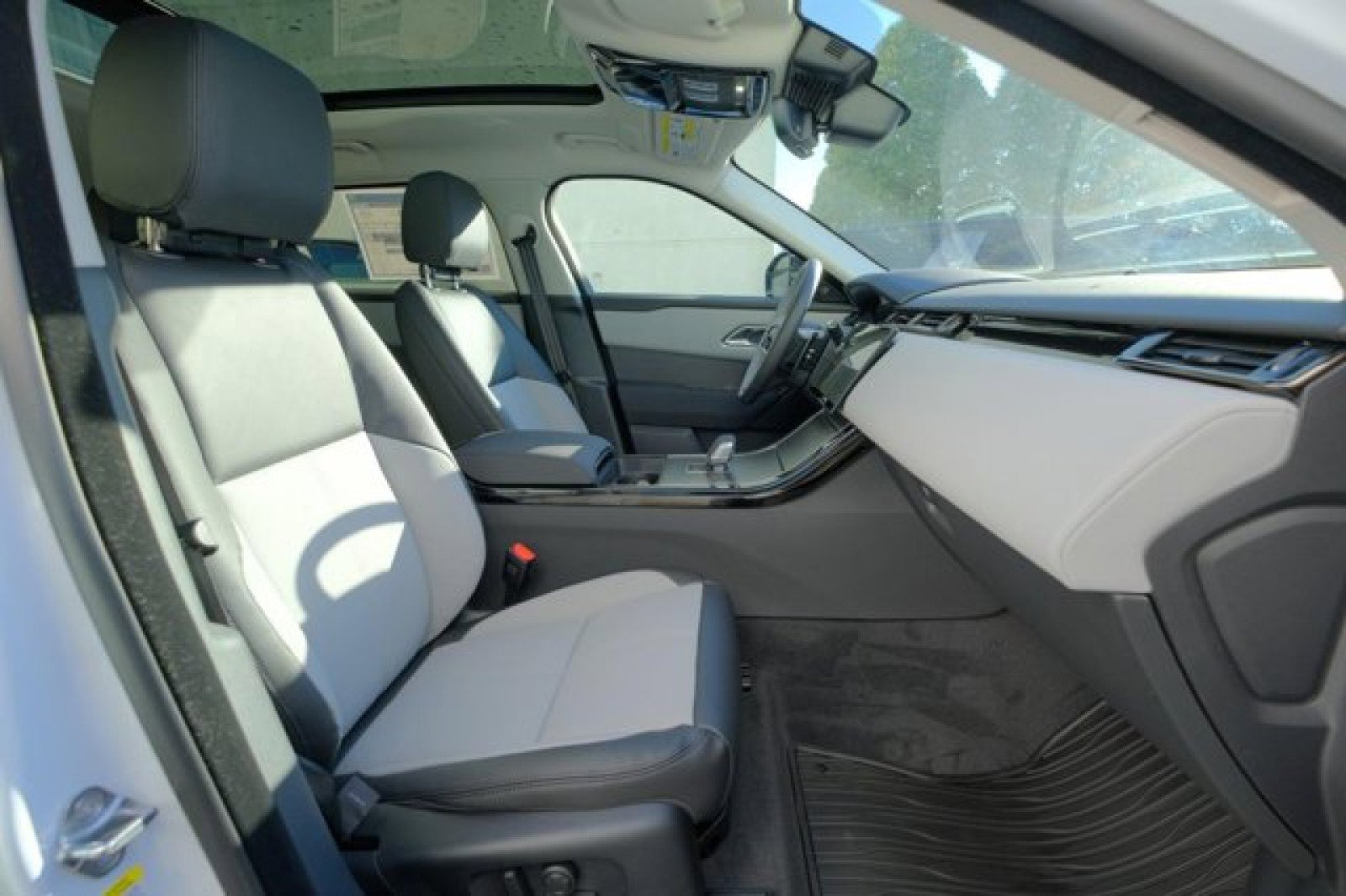 New 2025 Land Rover Range Rover Velar Dynamic SE image 19