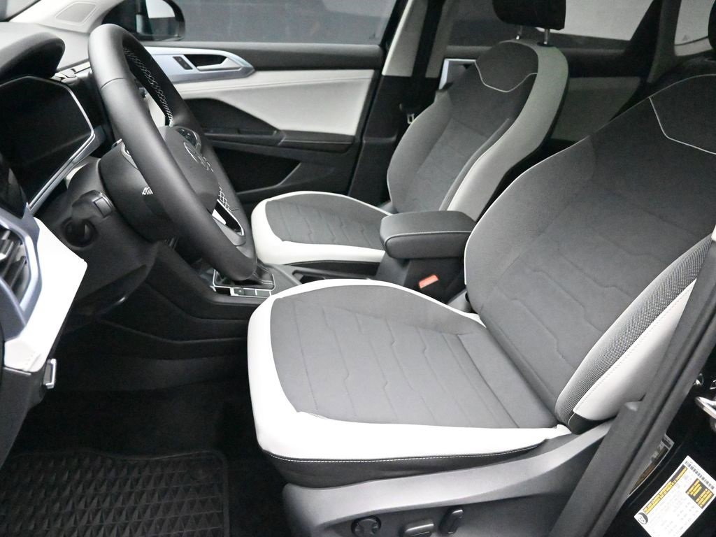 New 2025 Volkswagen Taos SE image 19