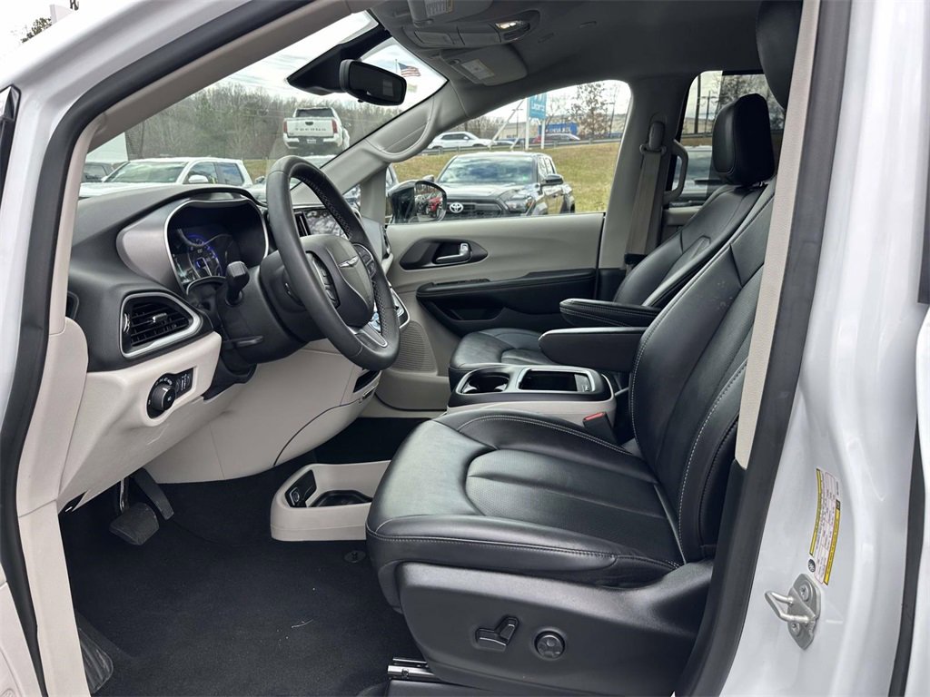 Used 2024 Chrysler Pacifica Touring-L image 16