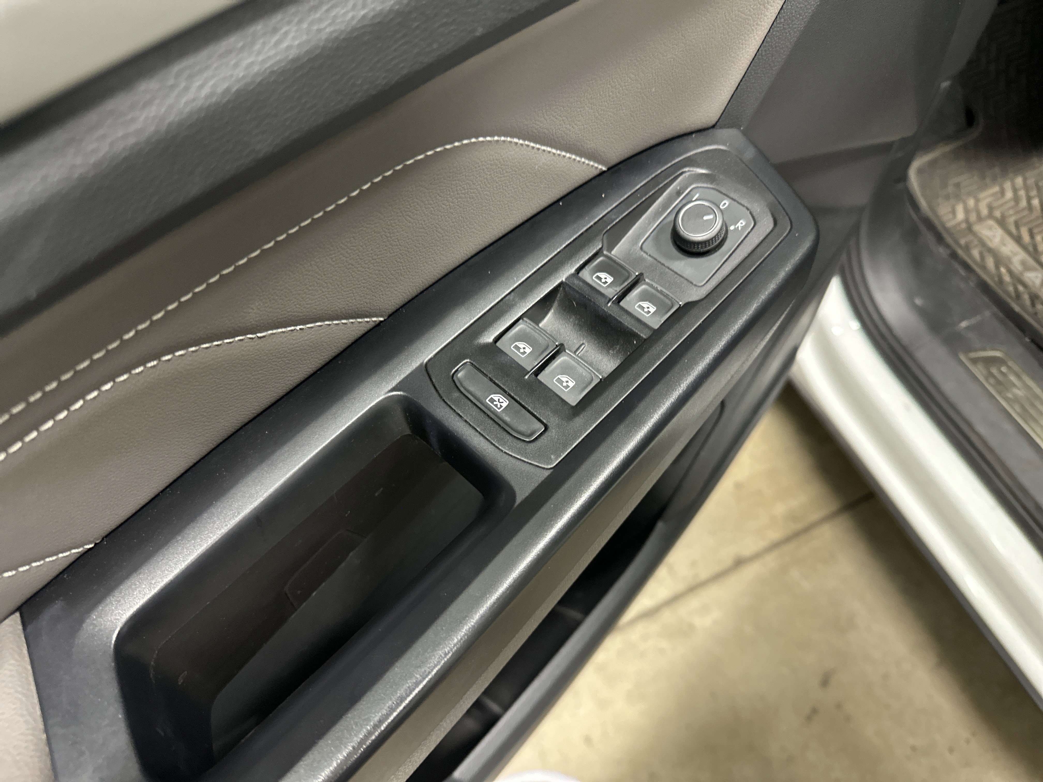Used 2021 Volkswagen Atlas Cross Sport SE AWD/4WD image 15
