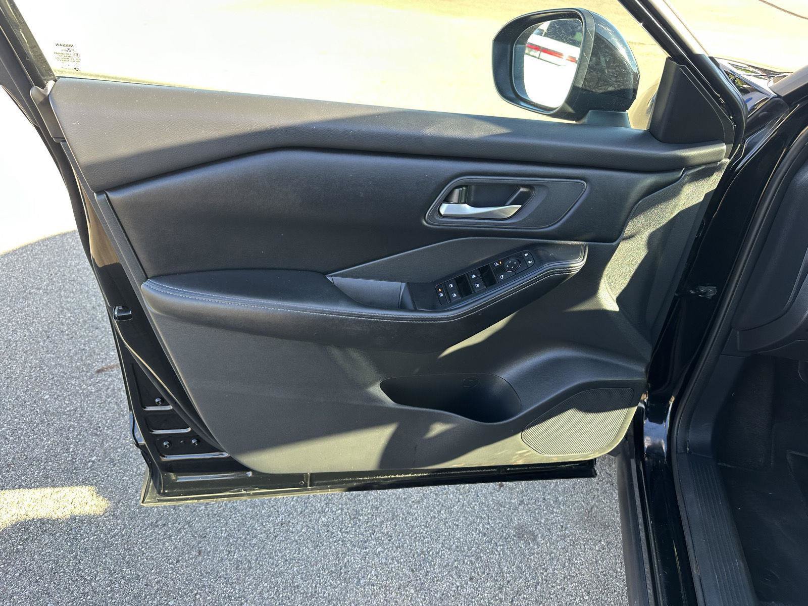 Used 2024 Nissan Rogue SV FWD image 16