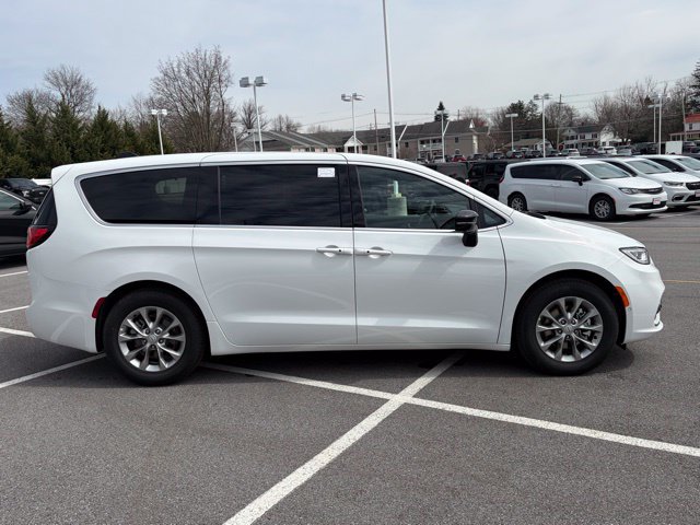 New 2026 Chrysler Pacifica Limited w/ Uconnect Theater Family Group FWD image 8