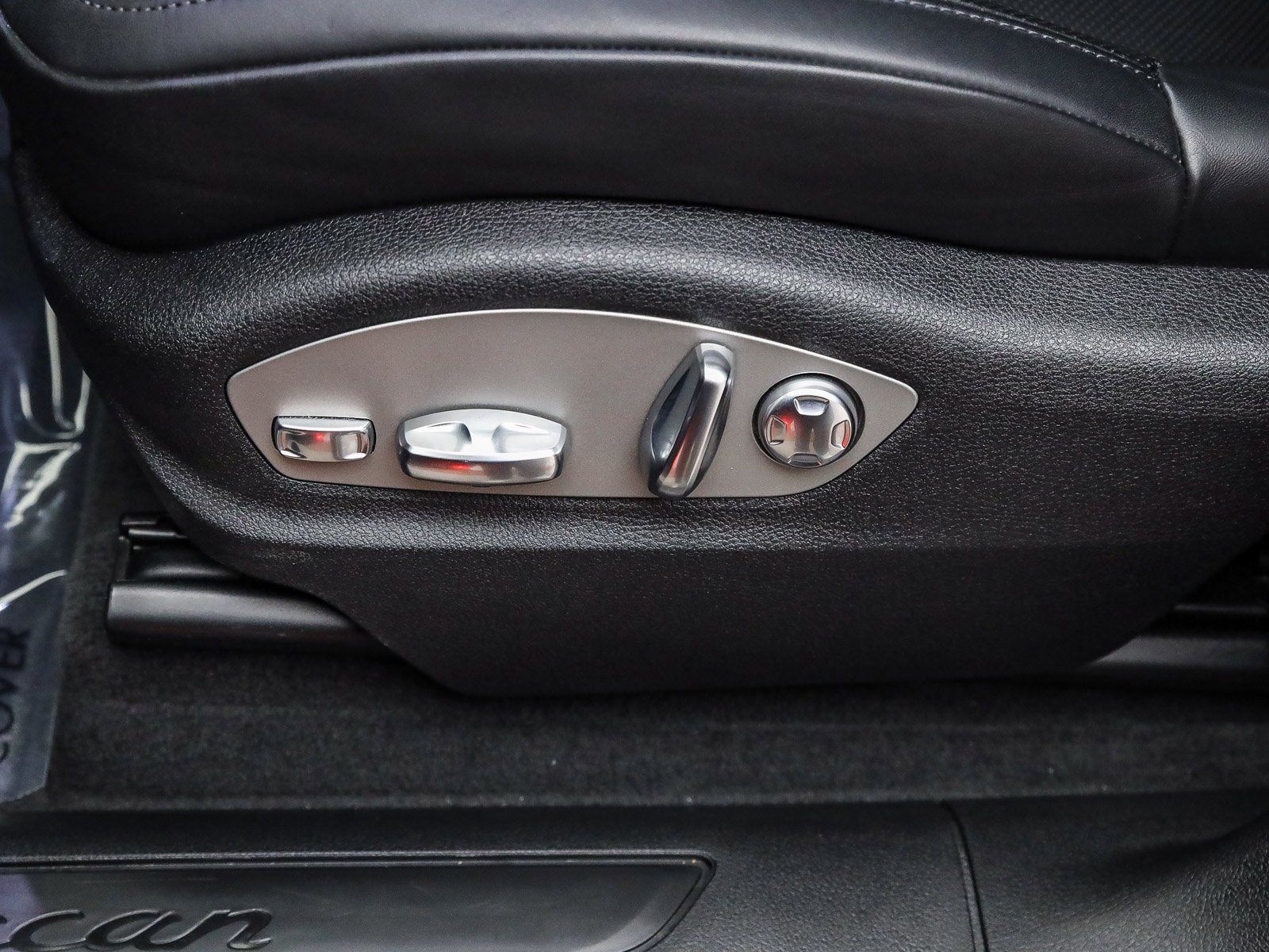 Certified 2025 Porsche Macan AWD/4WD image 25