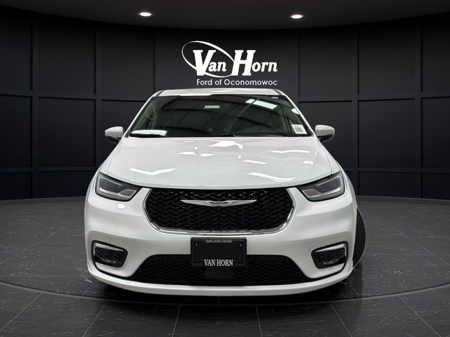 Used 2023 Chrysler Pacifica Touring-L FWD image 2