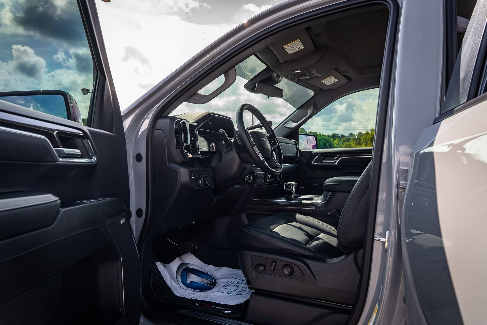 Used 2024 Chevrolet Silverado 1500 LT Trail Boss w/ Convenience Package II AWD/4WD image 19