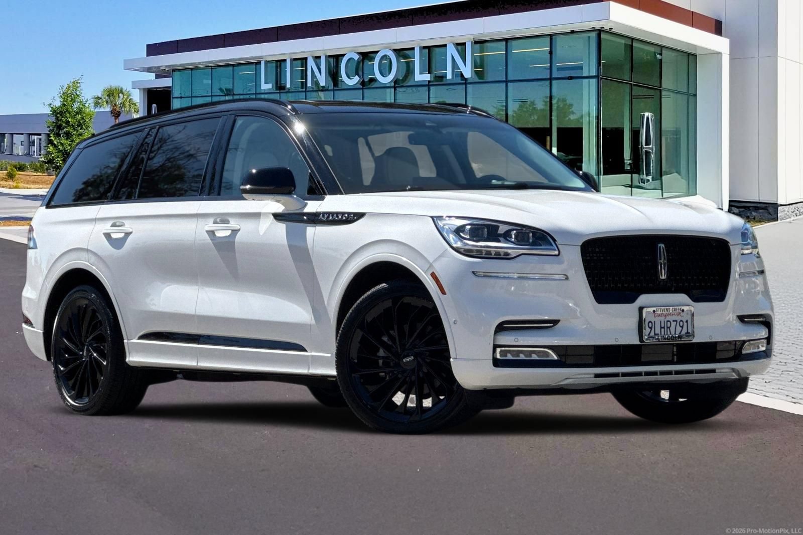 Certified 2023 Lincoln Aviator Black Label AWD/4WD image 2