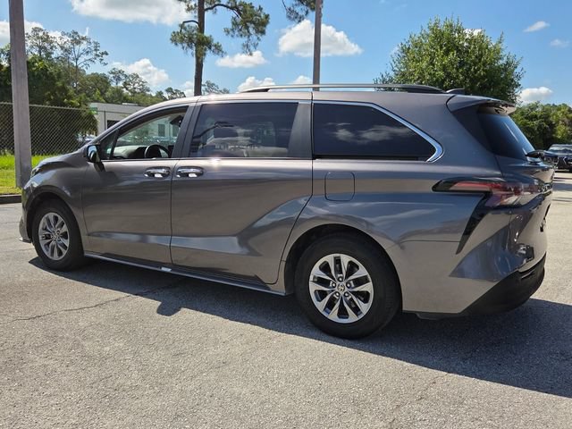 Used 2023 Toyota Sienna XLE FWD image 5