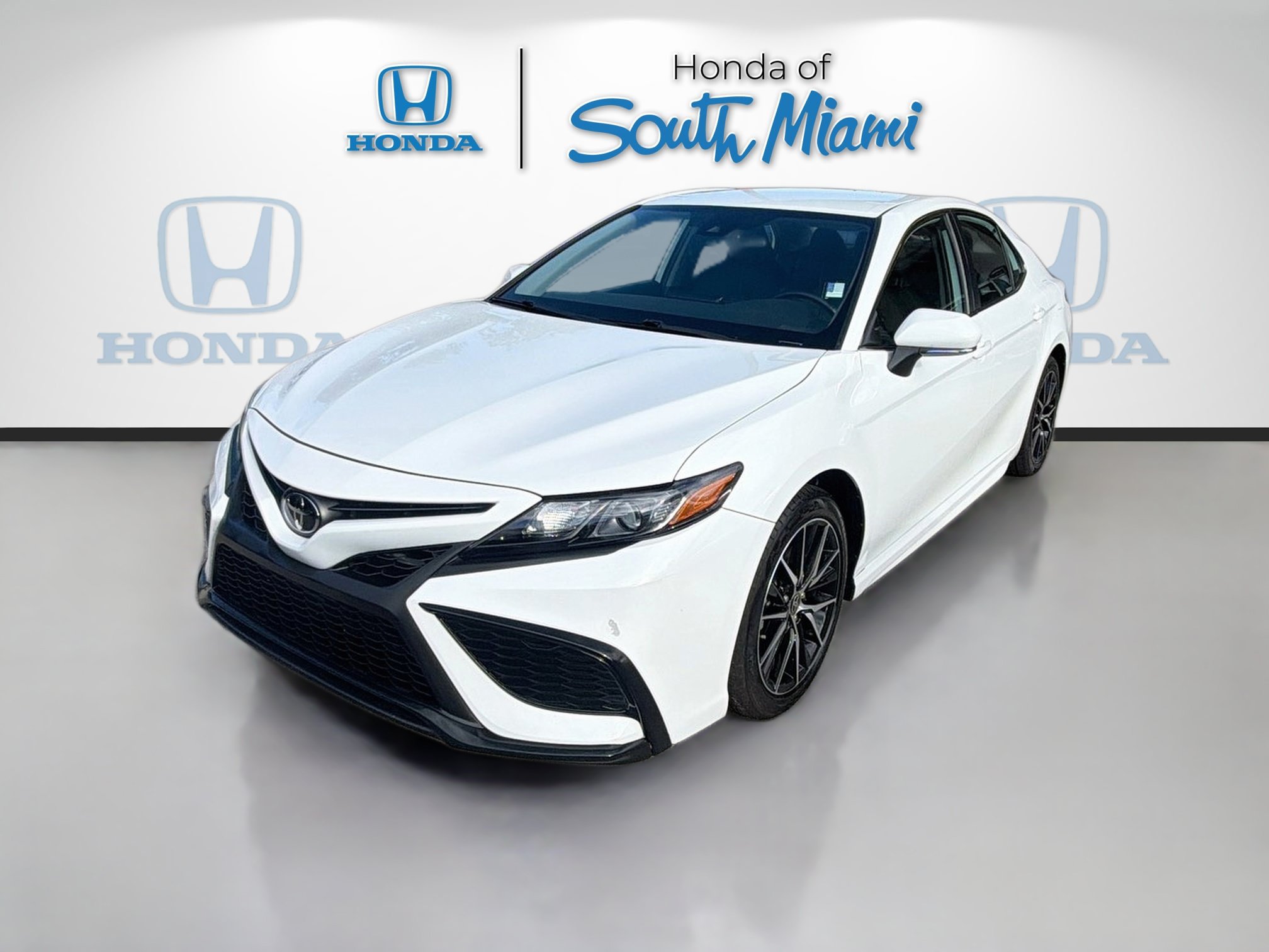 Used 2023 Toyota Camry SE FWD image 3