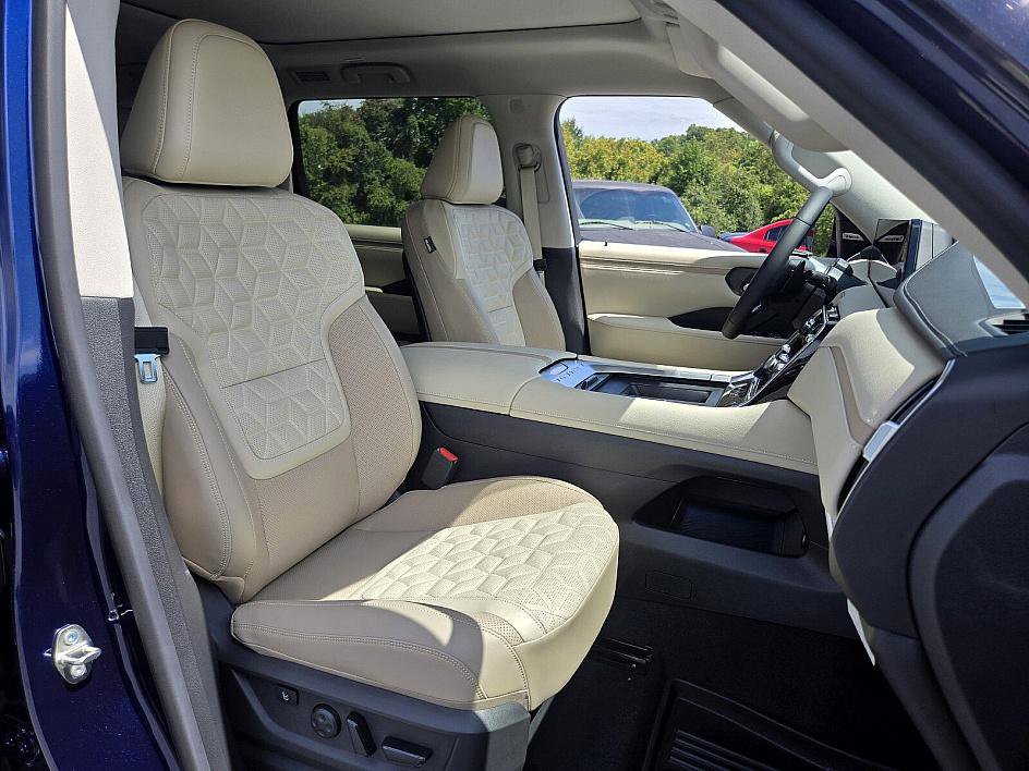 New 2025 Nissan Armada Platinum Reserve image 18