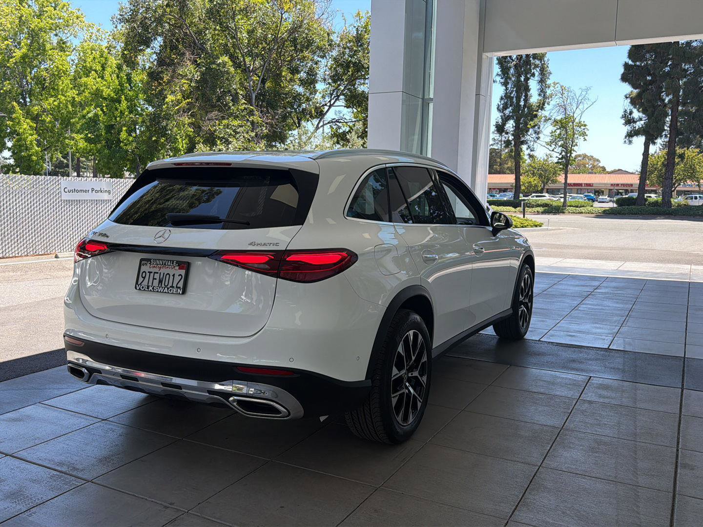 Used 2025 Mercedes-Benz GLC 350e 4MATIC image 5