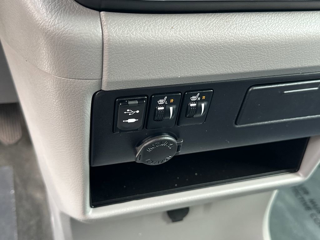 Used 2017 Toyota Sienna XLE w/ XLE Navigation Package FWD image 27
