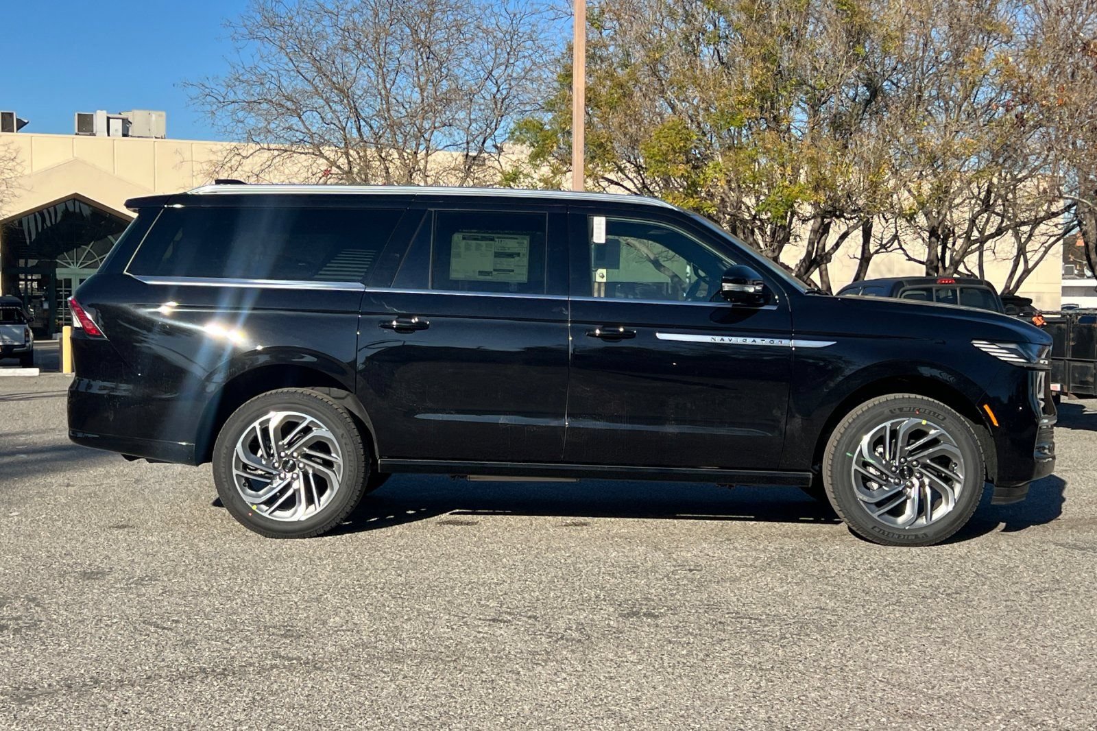 New 2026 Lincoln Navigator L Reserve AWD/4WD image 3