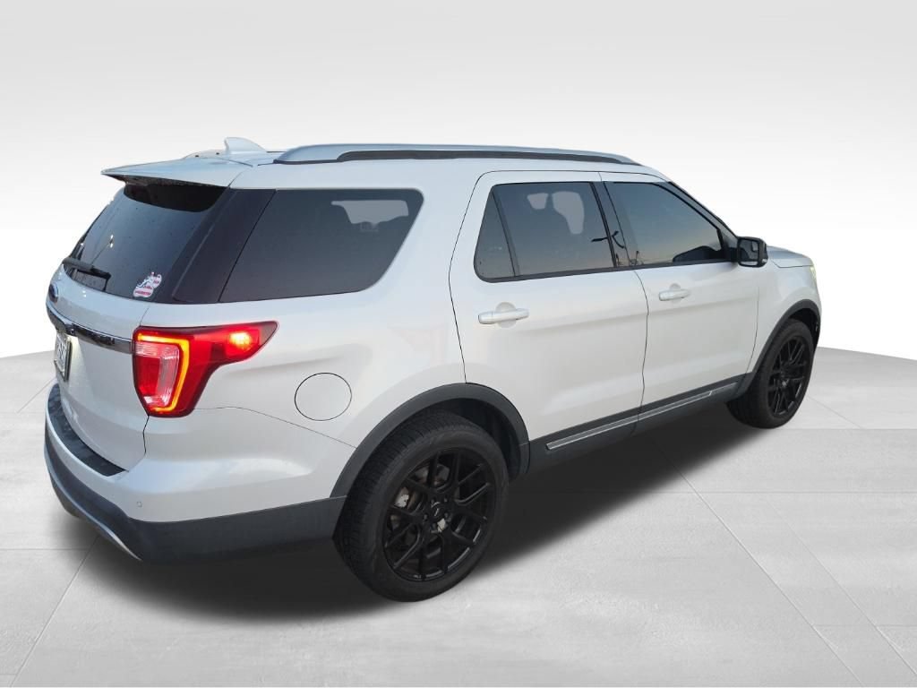 Used 2016 Ford Explorer XLT w/ Equipment Group 202A AWD/4WD image 12